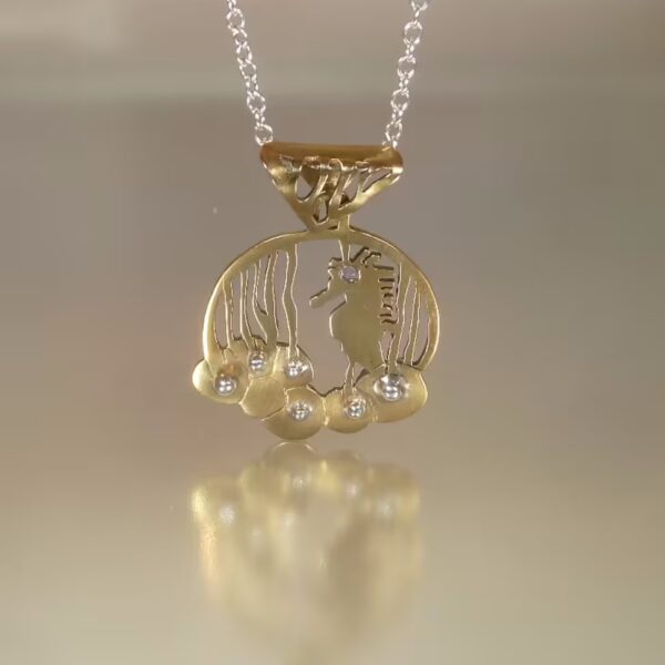 Hippocampe sous les algues by Cloquille