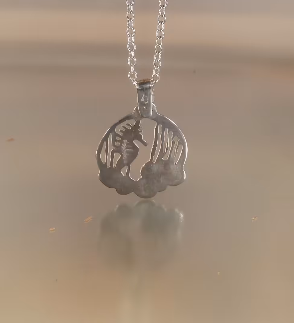 Pendentif Hippocampe sous les algues by Cloquille