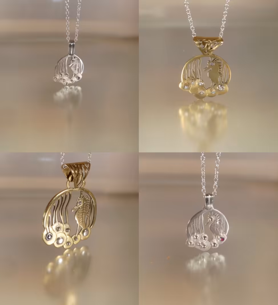 Pendentif Hippocampe sous les algues by Cloquille. Pendentif Hippocampe sous les algues by Cloquille.