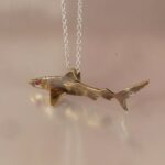 Pendentif requin tigre - Laiton patiné, argent, rubis - 68€