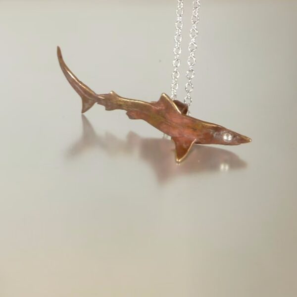 Pendentif requin tigre by Cloquille