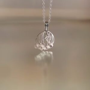 Pendentif Hippocampe sous les algues by Cloquille