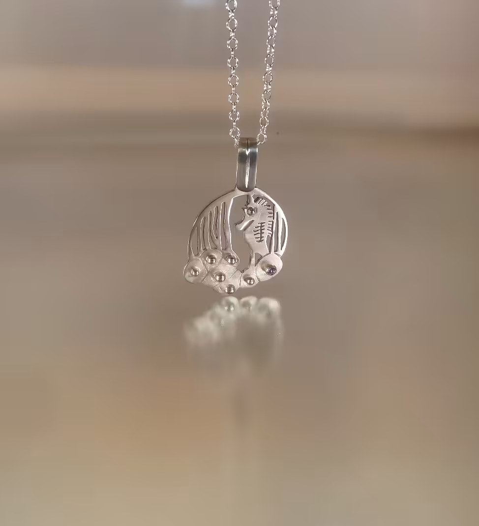 Pendentif Hippocampe sous les algues by Cloquille