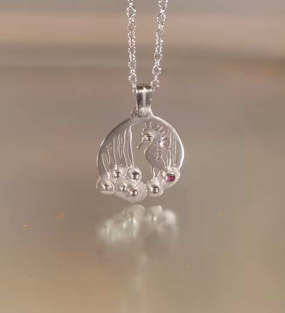 Pendentif Hippocampe sous les algues by Cloquille