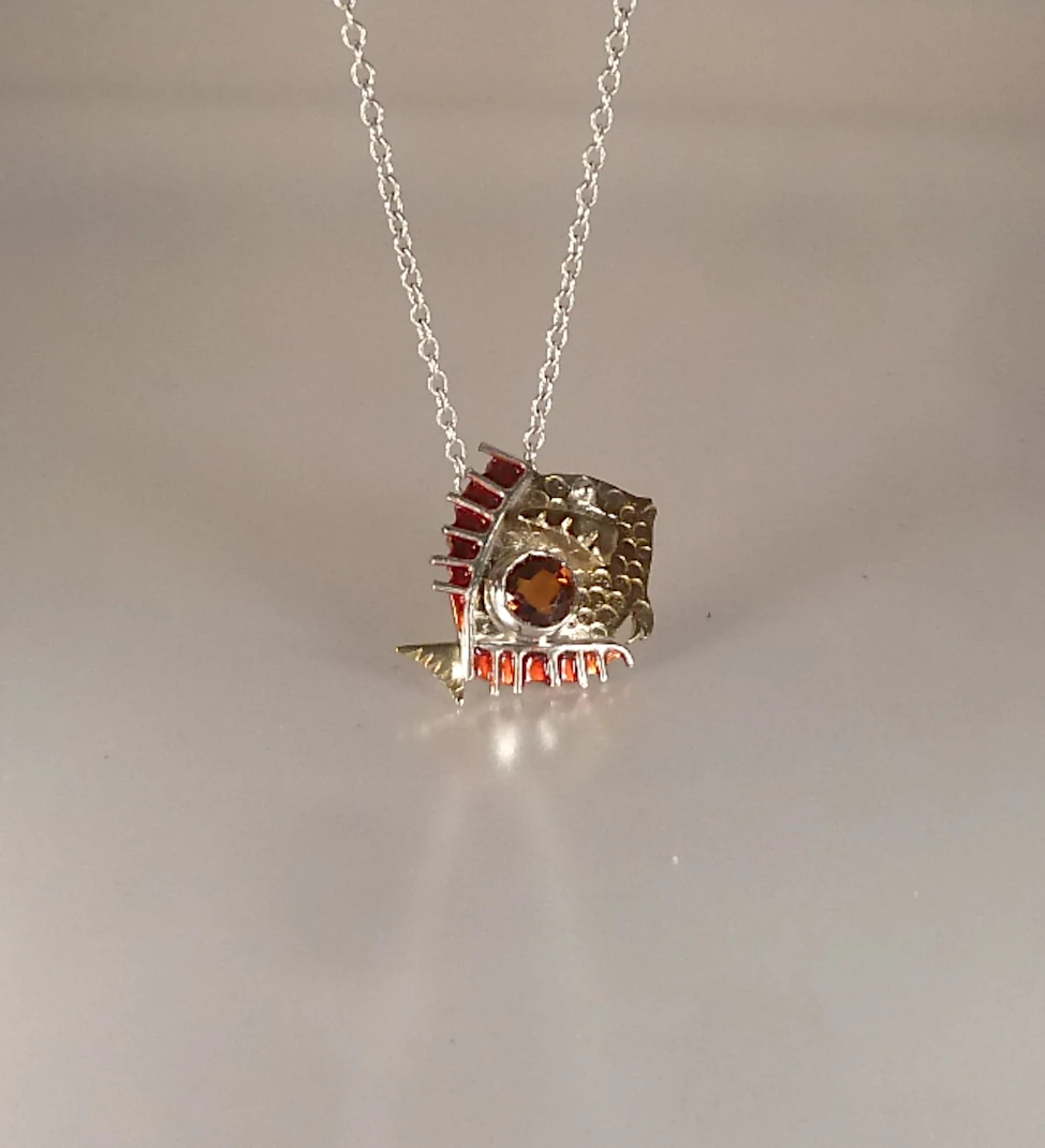Pendentif Poisson chirurgien by Cloquille