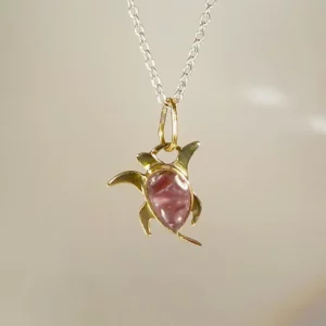 Pendentif tortue de kemp by Cloquille