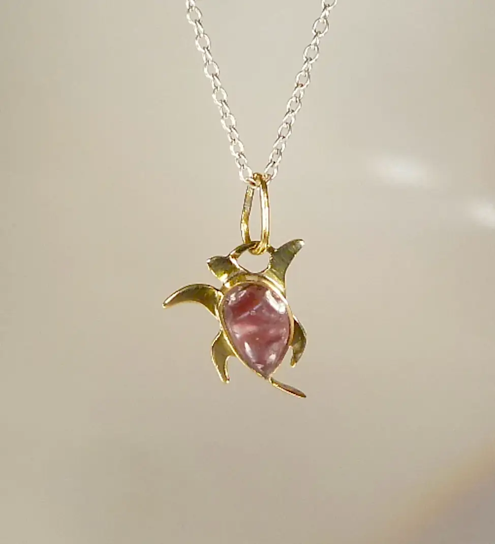 Pendentif tortue de kemp by Cloquille