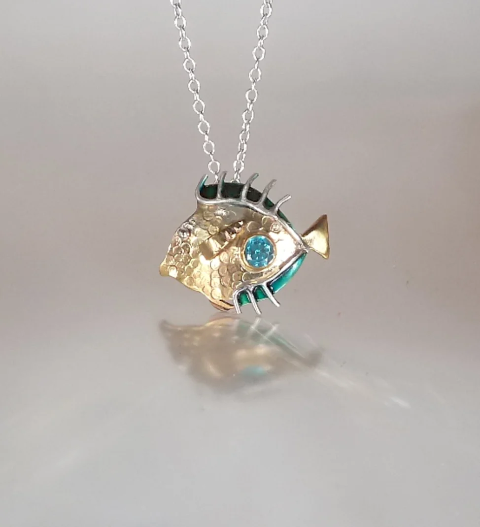 Pendentif Poisson chirurgien